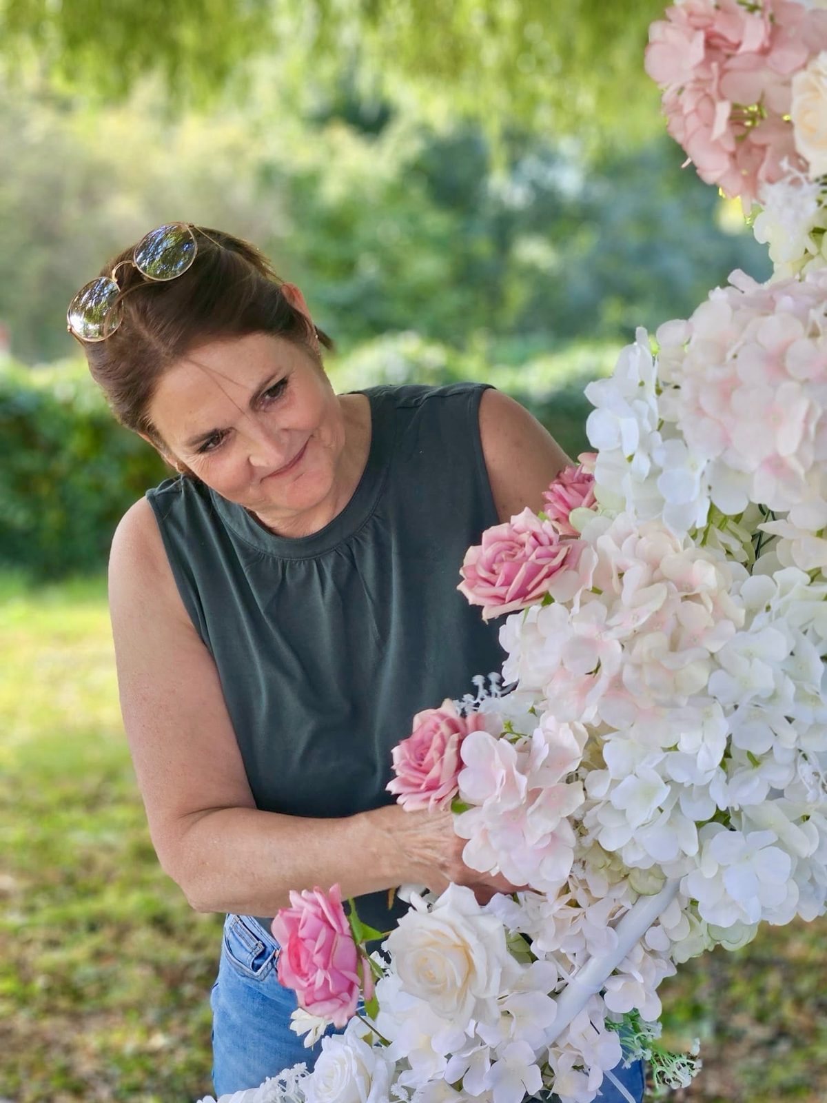 Natalie maakt het bruidswerk op met kunstbloemen