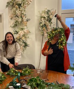 Sfeerimpressie workshop bloemschikken bij het Bloemenhuisje