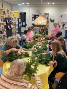 Sfeerimpressie workshop bloemschikken bij het Bloemenhuisje